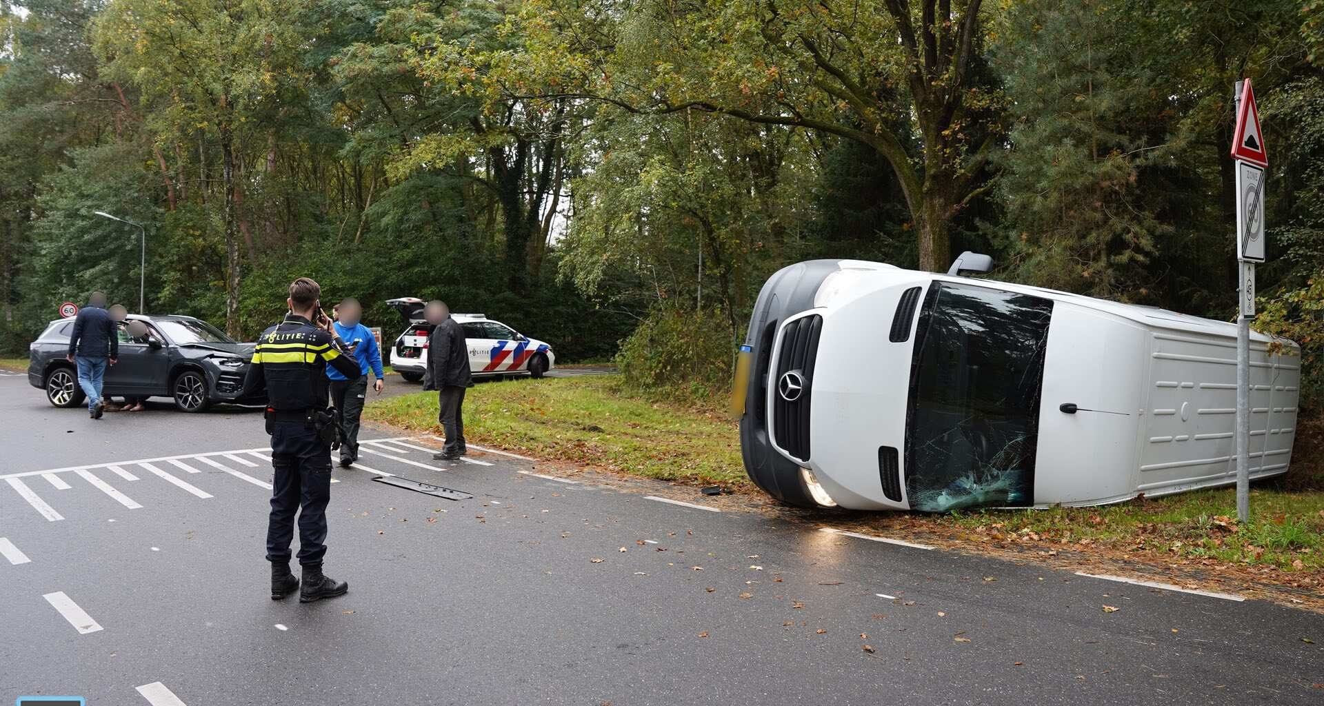 Auto en pakketbus botsen op kruising Diesterbaan