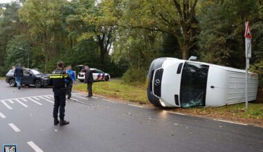 Auto en pakketbus botsen op kruising Diesterbaan