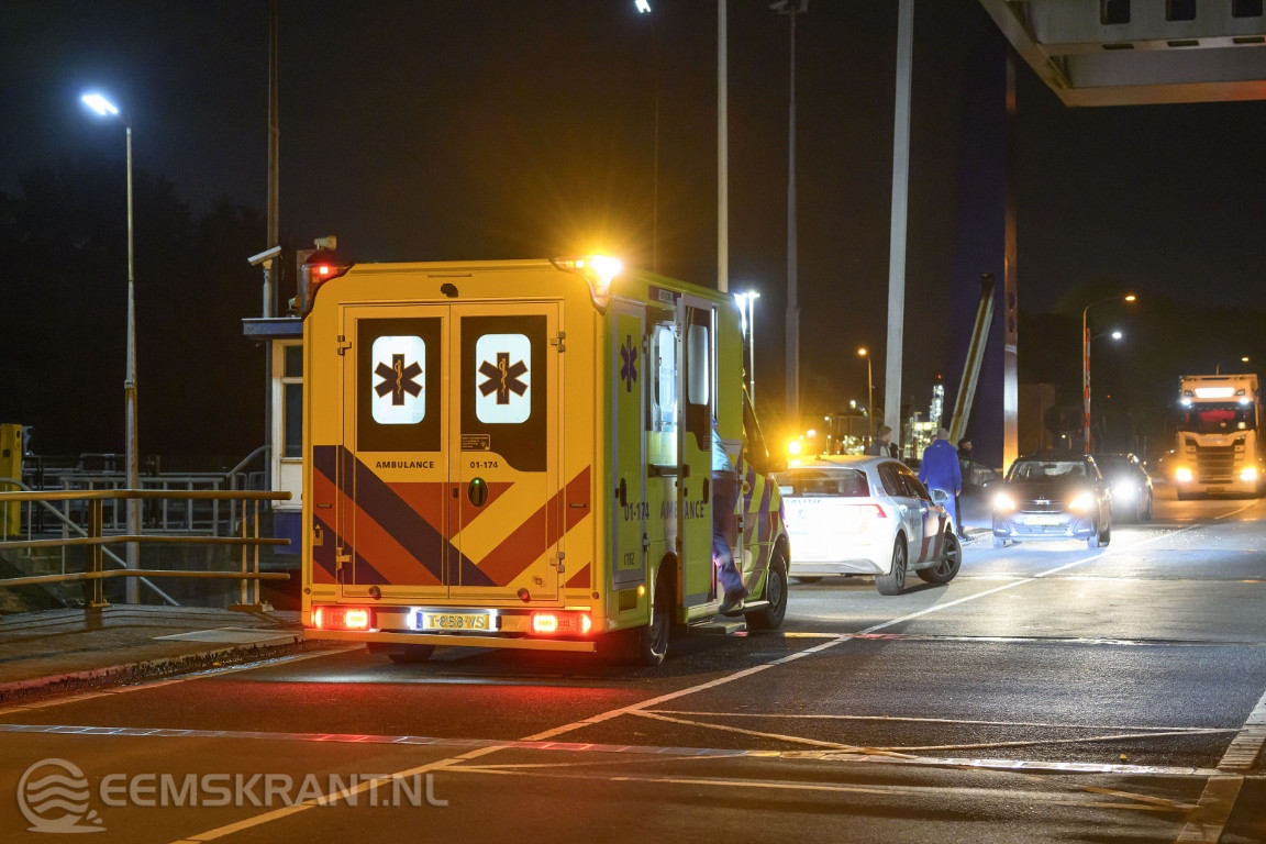 Verkeershinder na kop-staartbotsing op brug bij Farmsum - Eemskrant.nl
