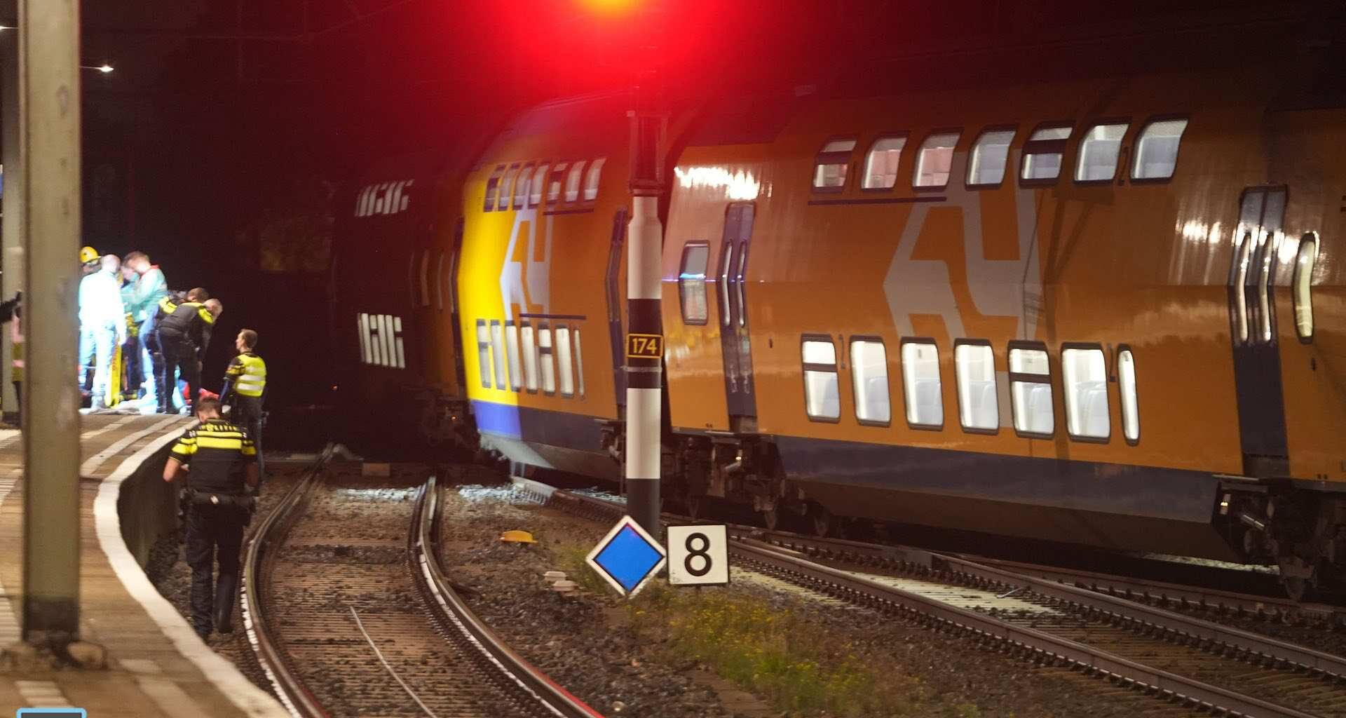 Persoon overleeft aanrijding met trein bij NS-station