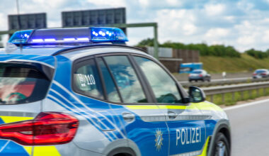 Vrachtwagen verliest lading op Duitse A28, getuigen gezocht