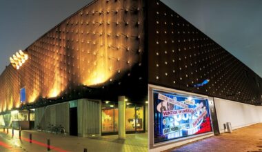 Britse popster Lola Young zakt in elkaar tijdens optreden: uitverkochte concerten in 013 afgelast - Omroep Tilburg