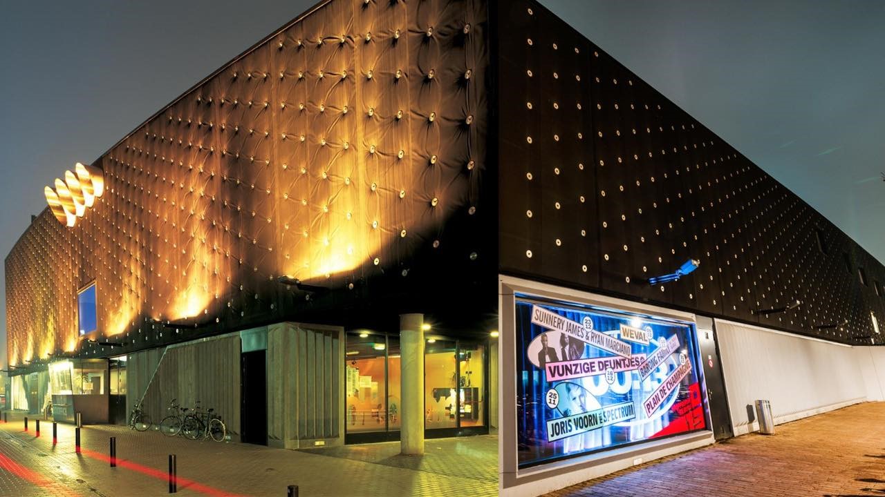 Britse popster Lola Young zakt in elkaar tijdens optreden: uitverkochte concerten in 013 afgelast - Omroep Tilburg