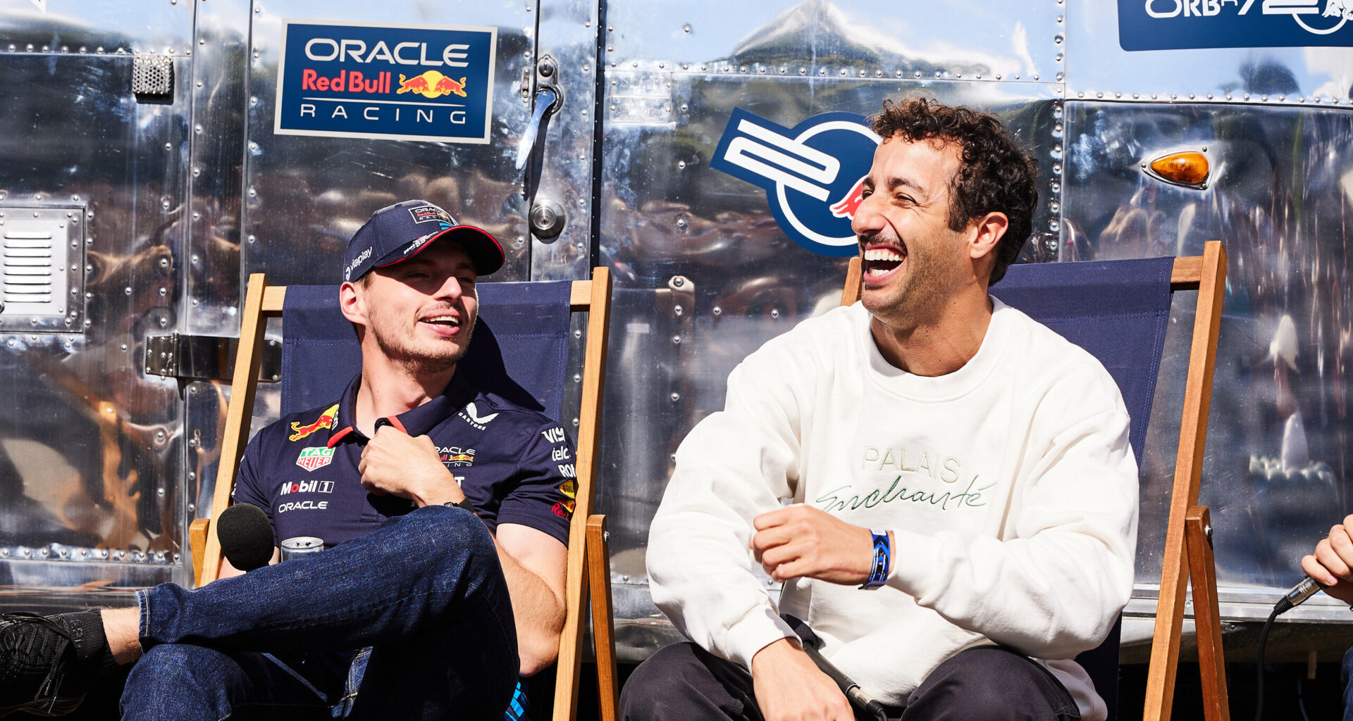 Ricciardo verbreekt radiostilte over Verstappen: 'Belachelijk goed'