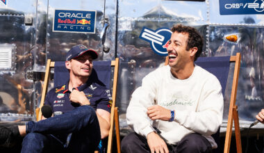 Ricciardo verbreekt radiostilte over Verstappen: 'Belachelijk goed'