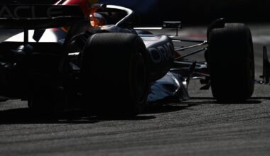 Verstappen kroop door oog van de naald: "Ik crashte bijna op het gras!"