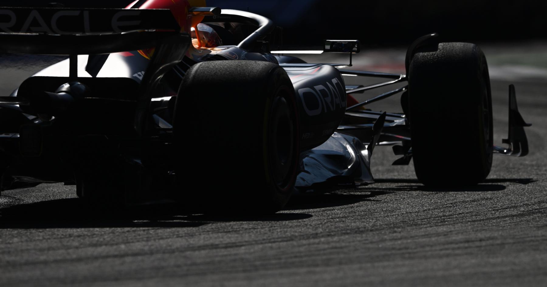 Verstappen kroop door oog van de naald: "Ik crashte bijna op het gras!"