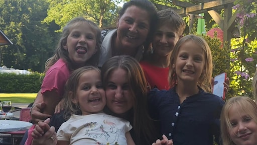 Familie Jelies sluit oudste dochter Jennie weer in de armen: 'Emotioneel weerzien'