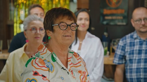 Martine krijgt striptease tijdens verrassingsfeest