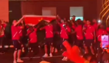 Fans Panama verstoren nachtrust van Surinaams elftal, maar spelers vieren feestje gewoon mee