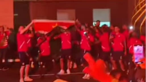 Fans Panama verstoren nachtrust van Surinaams elftal, maar spelers vieren feestje gewoon mee