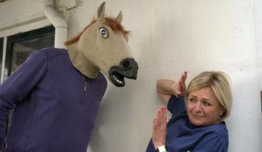 Aran Bade jaagt Caroline Tensen stuipen op het lijf met paardenhoofd in Het Perfecte Plaatje: 'Wil de afschuw zien'