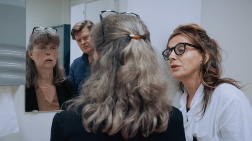 Beau van Erven Doorens diep onder indruk van patiënte met gezichtsamputatie in Over Leven met Kanker