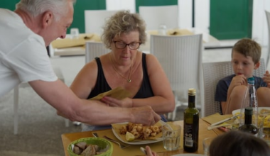 Martien Meiland pikt eten van bord wildvreemde vrouw in Chateau Meiland: 'Is dit pasta?'