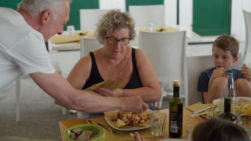 Martien Meiland pikt eten van bord wildvreemde vrouw in Chateau Meiland: 'Is dit pasta?'