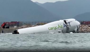 Vrachtvliegtuig glijdt van landingsbaan in Hongkong, twee doden