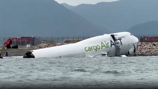 Vrachtvliegtuig glijdt van landingsbaan in Hongkong, twee doden