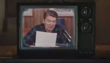 Trump boos om filmpje, verhoogt importheffing Canada met 10 procent