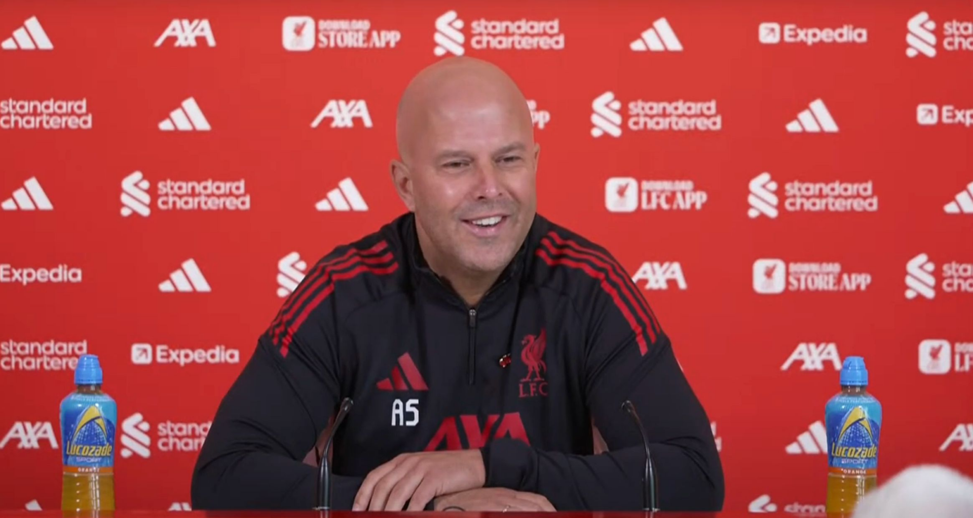 Arne Slot volledig verrast tijdens perspraatje Liverpool: 'Dit is de laatste vraag die ik verwachtte'