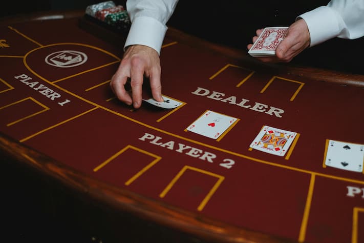 Start van het spel de dealer deelt de eerste twee kaarten