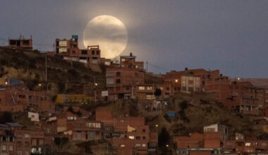 Eerste ‘supermaan’ van het jaar verschenen, later deze maand mogelijk twee kometen tegelijk te spotten