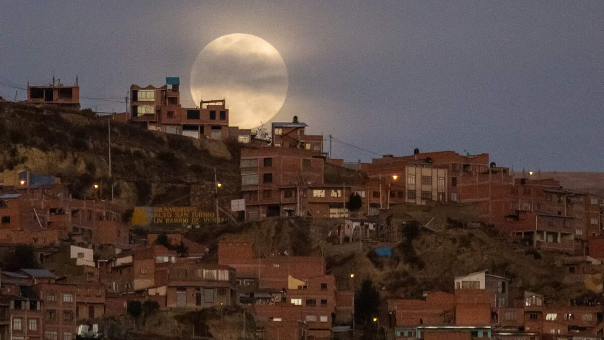 Eerste ‘supermaan’ van het jaar verschenen, later deze maand mogelijk twee kometen tegelijk te spotten