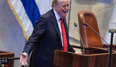 President Trump spreekt de Knesset toe: “Een lange en pijnlijke nachtmerrie is eindelijk voorbij” - De Standaard