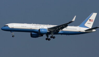 Amerikaans regeringsvliegtuig keert boven oceaan om