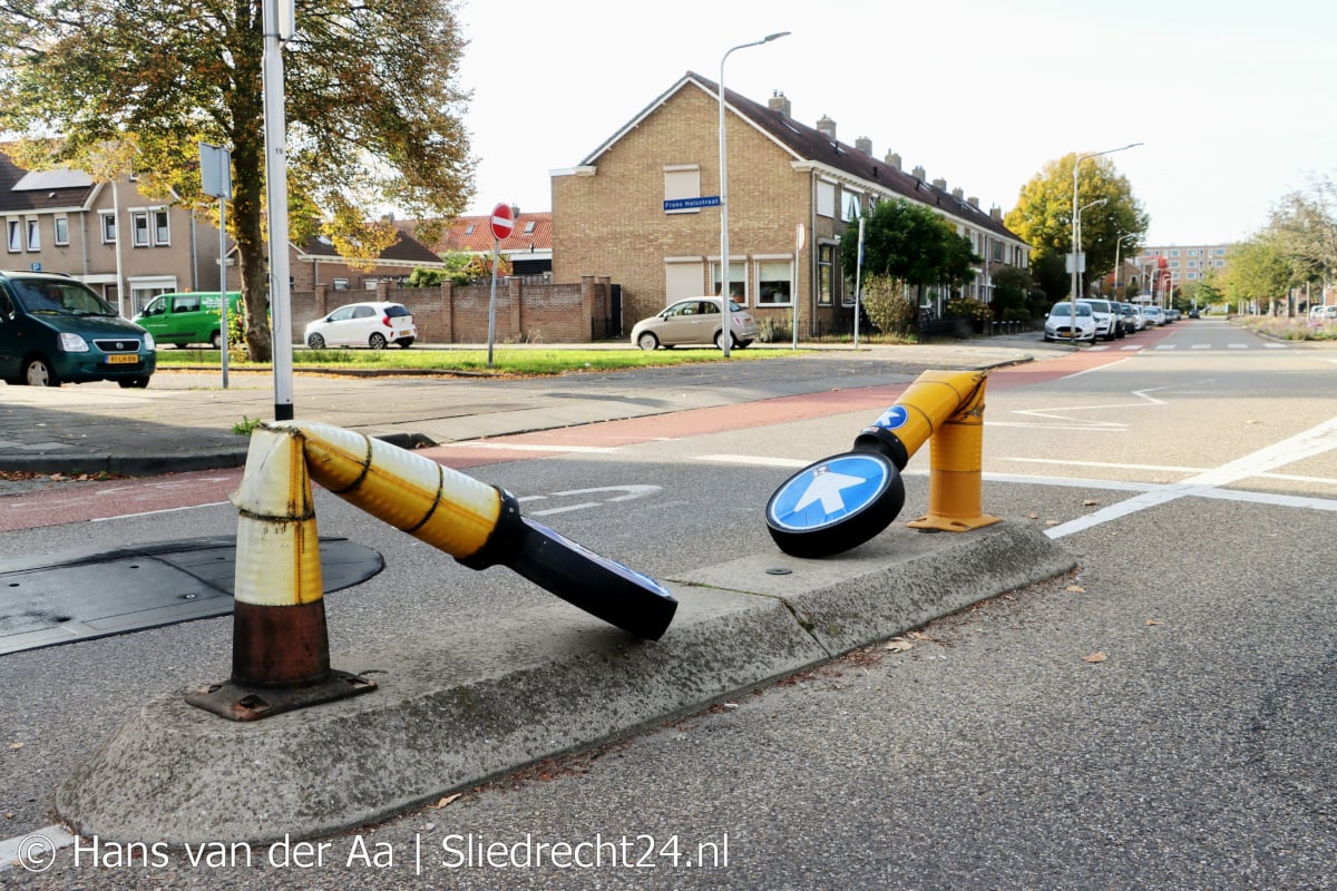 Verkeerspaaltjes buigen voor vandalisme - Sliedrecht24