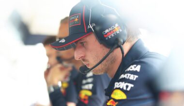 Mekies glimlacht over toekijkende Verstappen: "Max wil niets missen!"