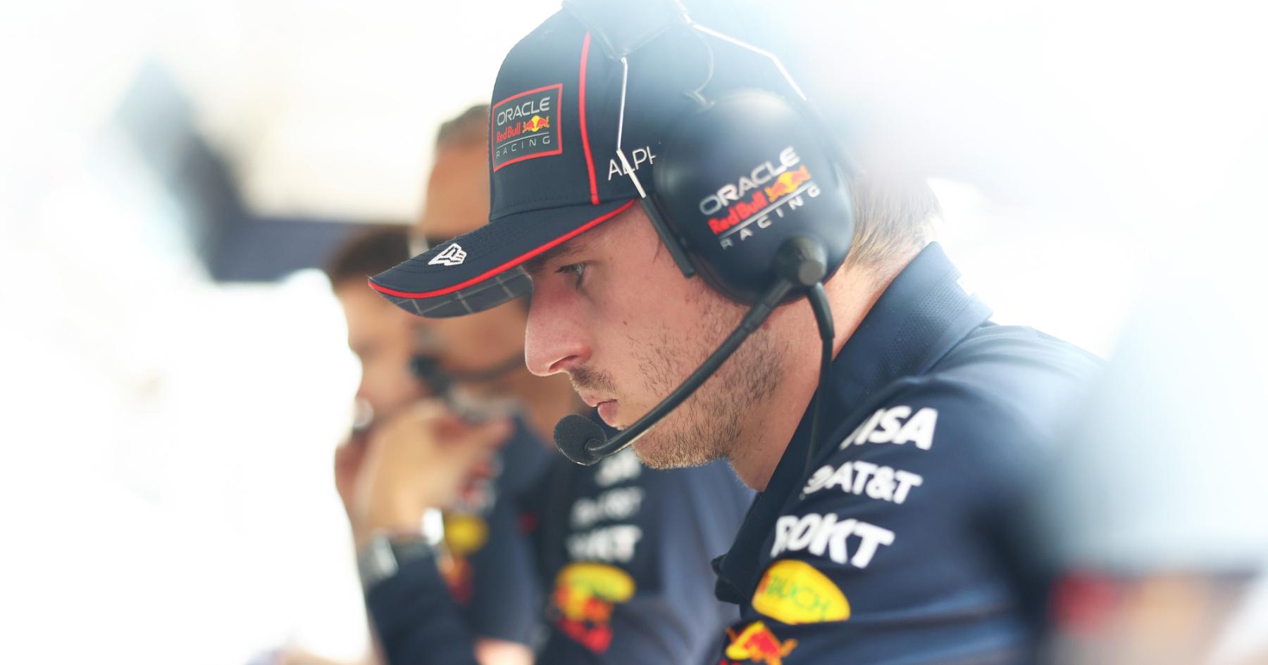 Mekies glimlacht over toekijkende Verstappen: "Max wil niets missen!"