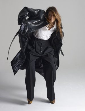 Thumbnail voor Iris Hond in imitatieleer, dé najaarstrend: 'Mijn stijl is elegant met een stoer randje'