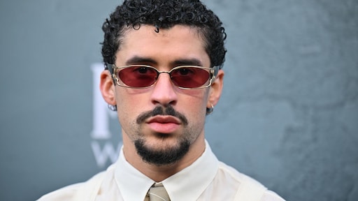 Bad Bunny sneert in SNL naar Fox News en neemt het op voor fans: 'Overwinning voor ons allemaal'