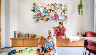Weg met de klassieke indeling, en een bijna geluiddichte kinderkamer: binnenkijken in een creatieve gezinswoning aan drukke steenweg