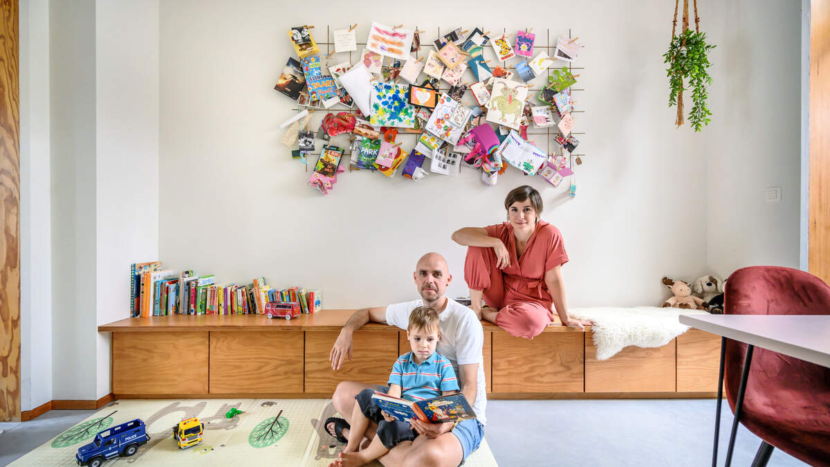 Weg met de klassieke indeling, en een bijna geluiddichte kinderkamer: binnenkijken in een creatieve gezinswoning aan drukke steenweg