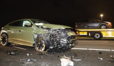 Aanrijding met peperdure Lamborghini, meerdere auto's zwaar beschadigd - Omroep West