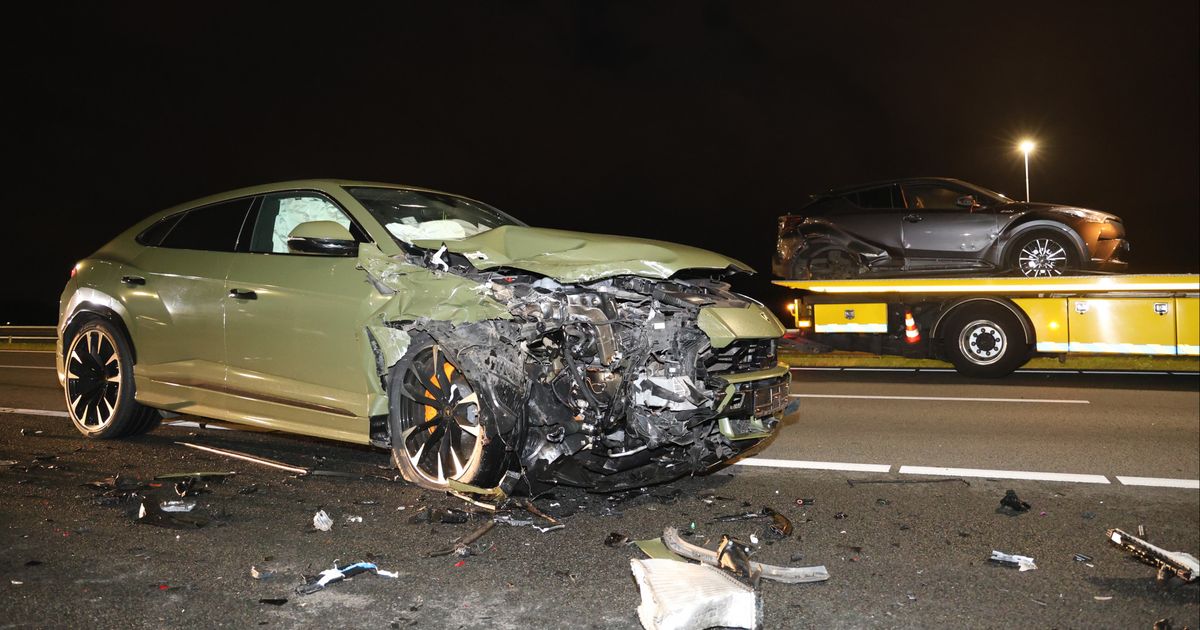 Aanrijding met peperdure Lamborghini, meerdere auto's zwaar beschadigd - Omroep West
