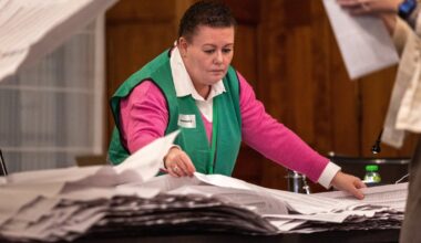 Alle stembureaus gaan om 21.00 uur dicht, waarna de medewerkers beginnen met het tellen van de uitgebrachte stemmen