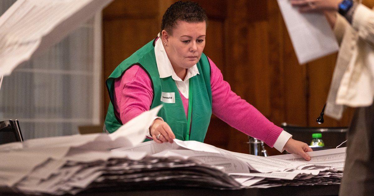 Alle stembureaus gaan om 21.00 uur dicht, waarna de medewerkers beginnen met het tellen van de uitgebrachte stemmen