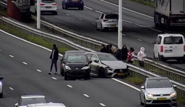 Ongeluk met drie auto's zorgt voor lange file op snelweg in avondspits - Rijnmond