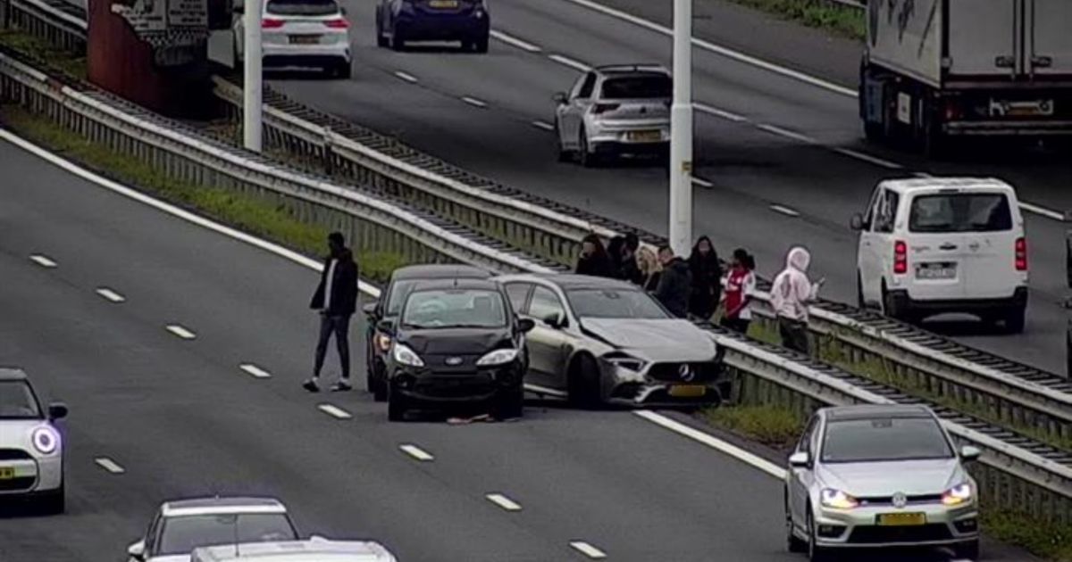 Ongeluk met drie auto's zorgt voor lange file op snelweg in avondspits - Rijnmond