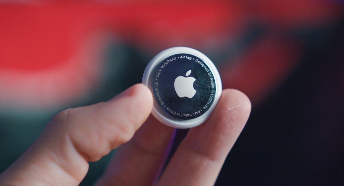 Achterkant van de AirTag met Apple-logo