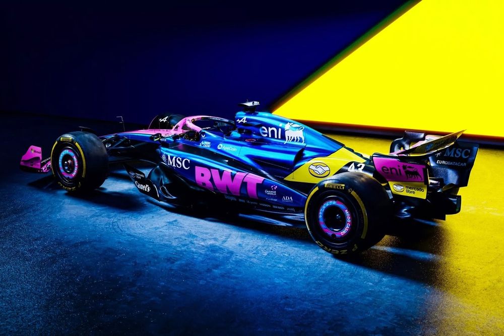 Met dank aan de sponsoren van Franco Colapinto is de Alpine de komende races voorzien van gele vlakken.