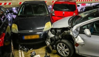 Ongeluk met zeven auto's in parkeergarage - Omroep West