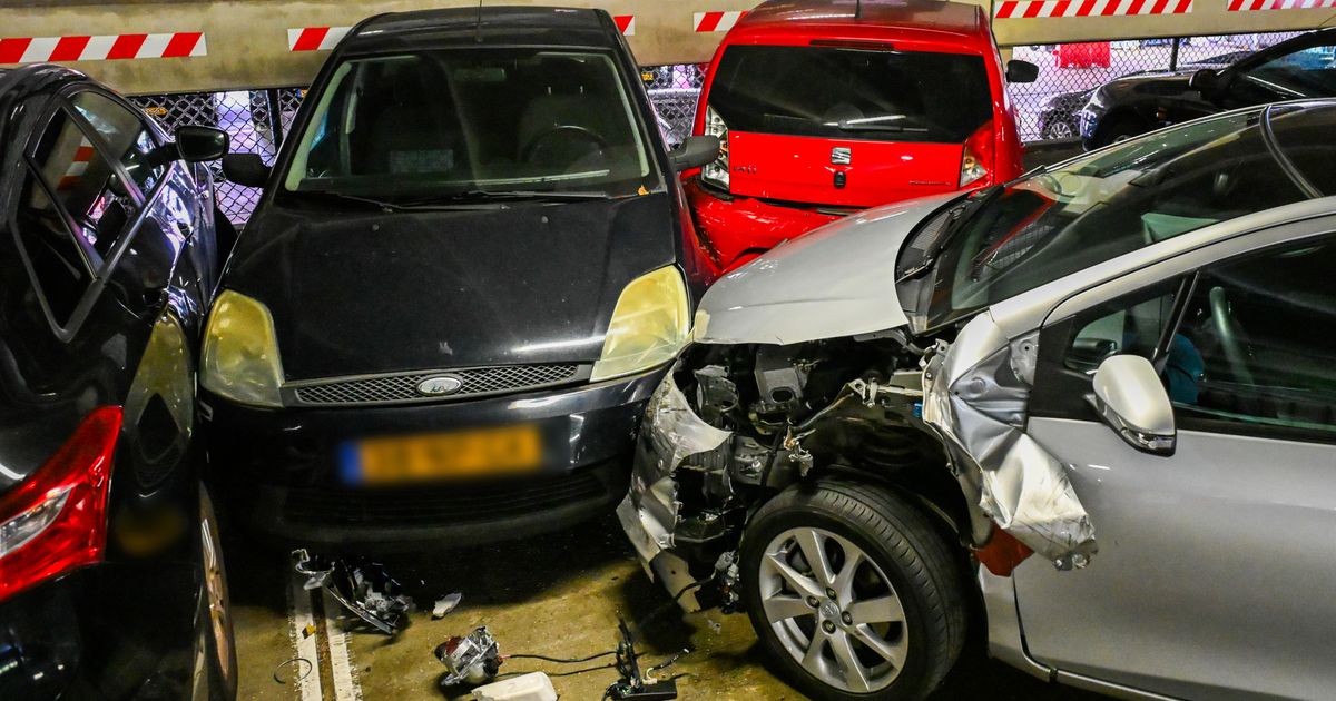 Ongeluk met zeven auto's in parkeergarage - Omroep West