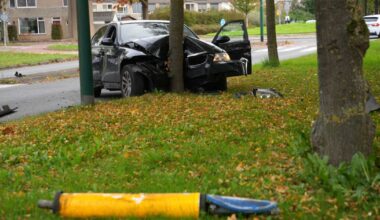 112-nieuws: Automobilist botst tegen boom in Bunschoten | Jongeren gooien fietsen in de gracht - RTV Utrecht