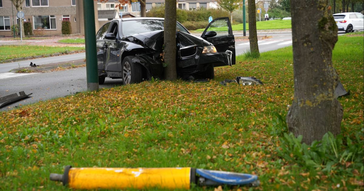 112-nieuws: Automobilist botst tegen boom in Bunschoten | Jongeren gooien fietsen in de gracht - RTV Utrecht