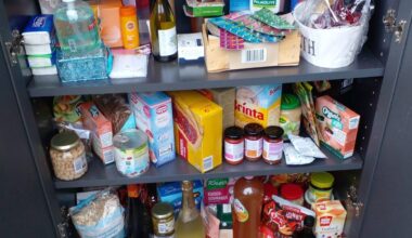 Een boodschappen-weggeefkast zoals je deze steeds vaker ziet (foto: Marina Knipa).