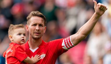 Luuk de Jong met zijn zoontje (foto: Joris Verwijst/Orange Pictures).