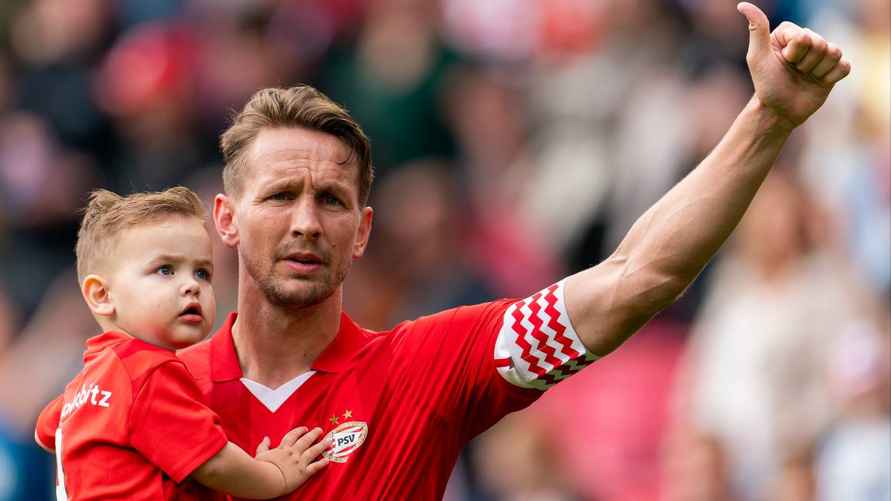 Luuk de Jong met zijn zoontje (foto: Joris Verwijst/Orange Pictures).